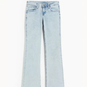 Low waist jeans - Säljer dessa flare low waist jeansen från hm💞 De är helt oanvända så i nyskick! Säljer då jag hann riva bort lappen så de ej går att returnera💞skriv för egna bilder