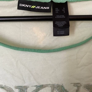 T-shirt långörmad - Det står small på den men ser ut att passa ett barn  Köp bet frakt