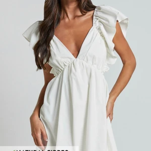 Studentklänning i linne - Säljer denna superfina klänning som fungerar perfekt till studenten. Har redan hittat min studentklänning. Skicka privat för privata bilder Aldrig använd!