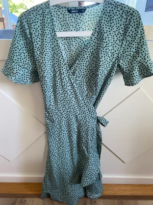 Klänning - Från Only, strl 34 Endast använd några få gånger Färgen är grön, färgen stämmer bäst med den första bilden. 