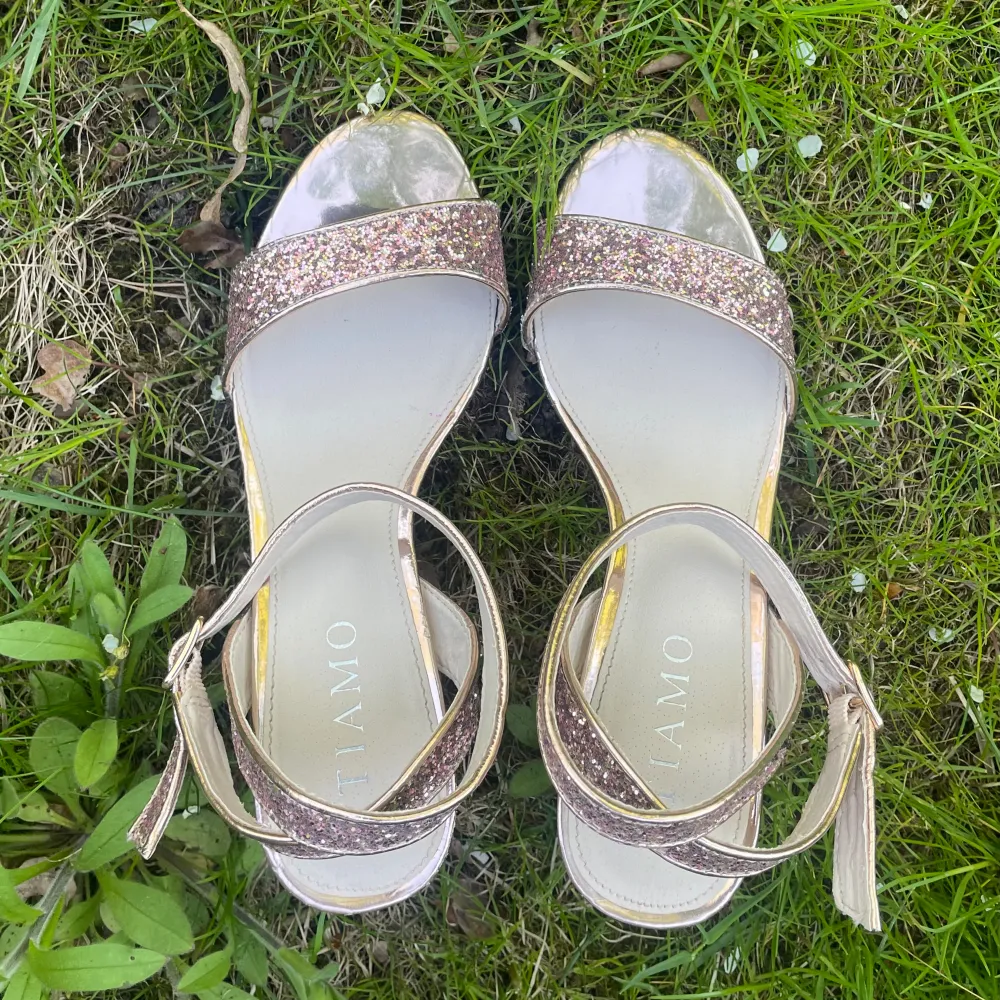 Festliga klackar med rosé glitter i size 36/36,5. . Skor.