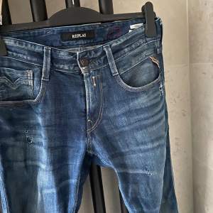 Säljer detta feta replay jeans med slitningar bara för 500kr priset är ej fast mvh Teo 