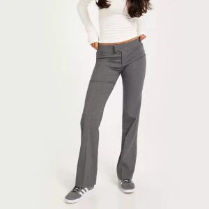 Lågmidjade kostymbyxor från Nelly  - Gråa sutsålda kostymbyxor med låg midja i storlek 38. Köpta från Nelly för 400, använda fåtal gånger så fof nyskick. Säljer för 250 men går att diskutera💓