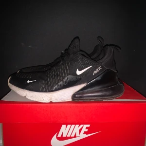 NIKE AirMax 270 - Ett par Nike air Max 270 som säljs billigt