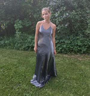 Fest/balklänning  - Super fin fest/balklänning som jag tyvärr måste sälja då jag inte har haft tillfälle att använda den, den är lite mer åt det blå hållet i verkligheten och i storlek xs/s