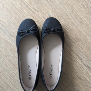 Svarta Ballerinaskor - Svarta ballerinaskor i jättefint skick! Det står storlek 37 i sulan, dock är de lite stora i storleken så skulle rekomendera till en 38💗