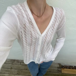 Vit cardigan  - Supermysig vit cardigan med långa ärmar 