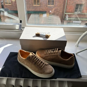 Sweyd mocka skor  - Storlek:40, väldigt bra skick har aldrig använd dem. Nypris är 2900 Jag säljer dem för 700 pris kan diskuteras 