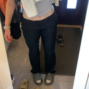 Lågmidjade kostymbyxor  - Säljer för att de har blivit för stora för mig. De är i bra skick och välskötta. Inte noppriga/slitna och relativt nyligen köpta. Köpte dem för 500kr