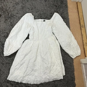 Studentklänning  - Vit klänning från Shein, säljer pga att den var lite stor 