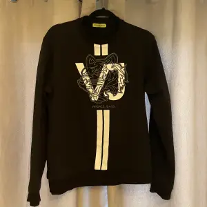 Säljer nu en Versace tröja (långärmad) pga, används inte längre och börjar bli för liten. Kontakta mig om ni har några frågor! Nypris 1000 kr.