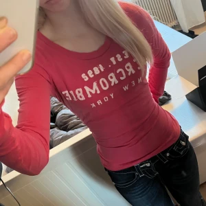 Långärmad tröja - Ser röd ut på bilderna men är mörk rosa i verkligheten💗