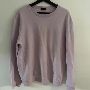 Lila tröja - Min lillebror har blivit 195 så vuxit ur en del kläder som jag nu säljer åt honom🤝 Vill ni ha bilder på hur kläderna sitter på så är det bara att skriva så löser vi☀️☀️