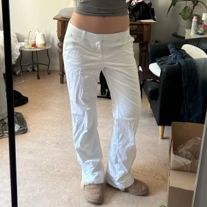 Vita byxor mexx - Superfina vita byxor från mexx som inte kommer till användning ✨ midjemåttet är ca 90 cm och innerbenslängden är ca 84