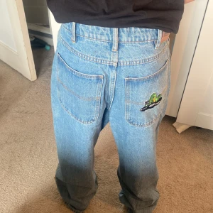 Butter jeans stlk 28 - Grymma jeans. Märke Butter. Very baggy fit. Inga defekter alls. Ej använda. Topskick. Skriv meddelande om du vill diskutera priset.