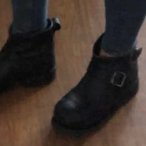 Primeboots engineer low - Säljer mina älskade Primeboots i den låga modellen. Stålhätta framtill. Osäker om de är 37 eller 38 då jag har flera modeller i båda storlekar. Oavsett passar det båda 🫶🏽