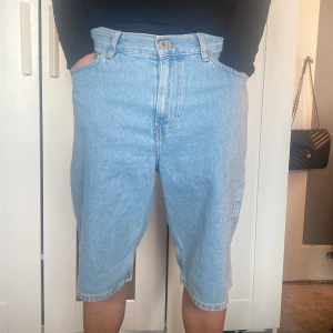 Jeansshorts sweet skateboarding  - Helt oanvända nya jeansshorts. Märke sweet skateboarding. Stlk xs Inga defekter.