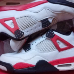 Jordan 4 - Bra skor till sommarlovet  röda vita jordan 4 