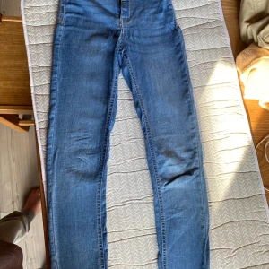 Jeans - Högmidjade jeans.  Orginalpris: 289kr