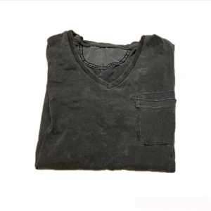 Svart t-shirt - Super skön svart/grå t-shirt med en liten bröstficka💕 