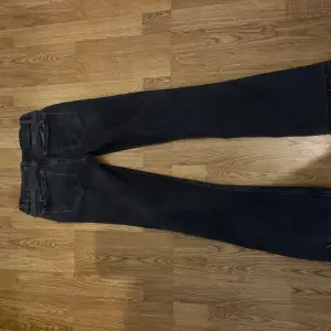 Bootcut jeans från Gina Tricot young🩷 Använda några gånger och har synliga tecken på det på fickorna och lite längst ner på kanten🩷 Men det är inte synligt när man har på sej dem🩷