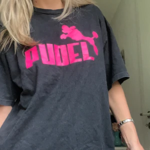 T-shirt - Puma-inspirerad t-shirt. Skulle uppskatta storleken till en L. :)