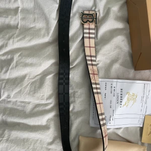 Burburry bälte - Riktigt snyggt burburry bälte i bra skick. Allt og medföljer. 