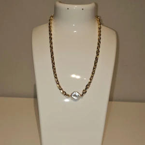 Halsband med sten - Fuldfärgat halsband med en vit sten, aldrig använt