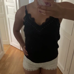 Svart linne - Säljer detta fina svarta ”siden” linne med spets på bröstet då den är för liten för mig, knappt använd men när den väl förbrukats så har jag älskat den!💖