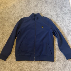 Lyle & scott - Säljer min brors jacka, han har använt den en fåtal gånger. Passar bra till våren framförallt men även hösten. Rätt så tunn jacka 