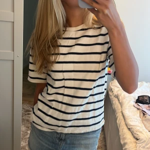 Randig t-shirt - Randig t-shirt från zara. I nyskick!! Skriv vid frågor ❤️