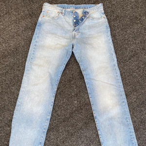 Levis 501 jeans  - Levis jeans i storlek: W:33, L:34 I nyskick använda endast ett fåtal gånger  Nypris: 1100kr 