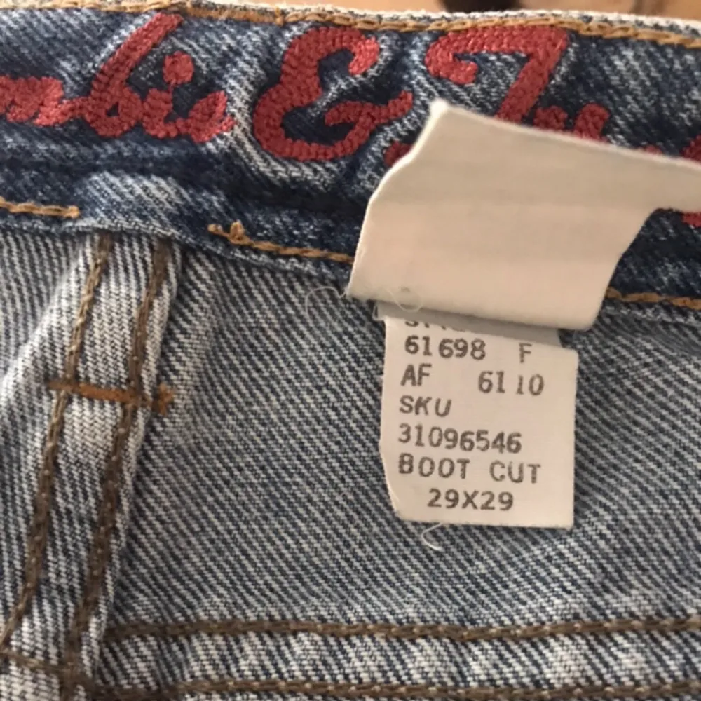 Snygga bootcut jeans med slitna detaljer som är designen. Slitstarka kvalitetsjeans i 100% bomull. Perfekt skick- som nya.  Mått: midja rakt över 37,  innerben 81,5. Jeans & Byxor.