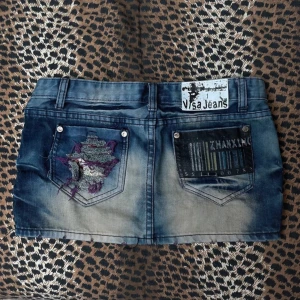 Jeans kjol - Mini skirt med massa detaljer inga defekter allt sitter som det ska, mått: midja:37cm längd:30cm