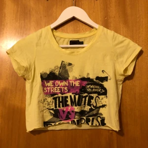 Grunge babytee  - Några lösa trådar i sömmen men ej hål