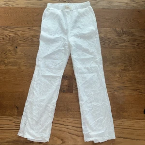 Superfina vita byxor  - Superfina byxor med mönster, aldrig använda för att dem är för små för mig. 