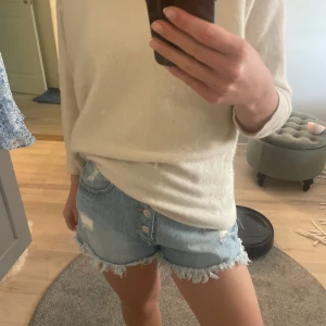 Jeansshorts  - Superfina jeansshorts💓💓Perfekta nu till sommaren! Säljer pågrund av att de är lite stora för mig! Superfint skick💗
