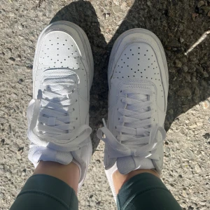 Vita Nike skor dam - Ett par vita Nike skor i storlek 39, använd 2 gånger men var tyvärr för stora för mig. Nypris 999