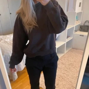 Brun sweatshirt - Superfin sweatshirt från GinaTricot. Den är normal i storlek, väldigt bekväm och i mycket bra skick. 
