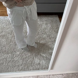 Linnebyxor  - Skit snygga uppsydd vita linne byxor från Chelsea, använda 1-2 ggr med inga defekter💖🤩 