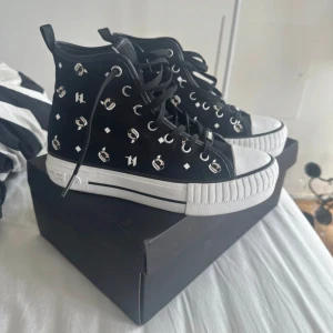 Karl Lagerfeld skor - Står storlek 39 i skon men den är ändats 23,8 cm inuti vilket motsvarar storlek 38