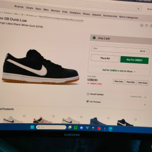 Nike skor - Hej, jag säljer ett par Nike SB dunk Orange Label White gum (2019) Den kommer dock inte i orginal förpackning eftersom jag har slängt den. Jag har dock köpt dem från stockx för ungefär 3400 kr. De är above retail just nu och går runt 5000 kr.