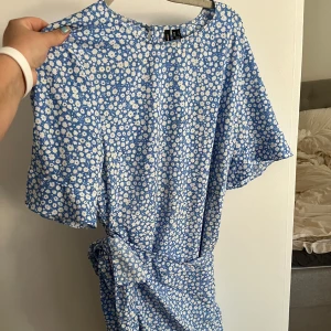 Klänning - Blommig klänning, svår att fota då den har knytdetaljer, använd 1 gång på midsommar. Stl L, 100kr