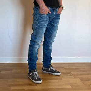 Replay Anbass Jeans med slitningar | skick 9,5/10 | Storlek 32/34 | Pris - 549kr | Modellen är ca 175cm lång | Fraktar via PostNord eller Instabox på köparens bekostnad | Hör av dig vid minsta fråga eller fundering!!