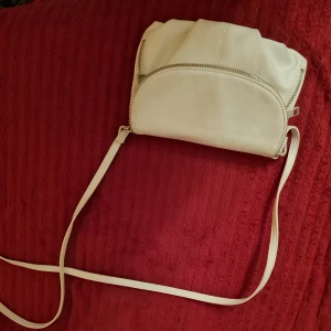 Vit axelremsväska  - Vit oanvänd axelremsväska utan skavanker eller brister