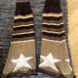 Benvärmare med stjärnor på - De är i väldigt bra skick använd fåtal gånger, har inga skador osv. Säljer pga att de inte är min stil längre och jag använder de aldrig💗  Hör av er om ni har några övriga frågor, kontakta helst först innan ni köper💗❤️