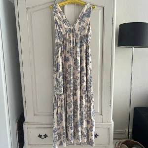 Klänning - Jätte fin lång klänning från h&m!! Storlek S🕺  Helt oanvänd! Nypris 429kr💖💖