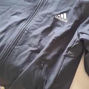 Adidas tröja - Jacka / tröja Frakten står köparen för 