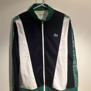 Lacoste zip - Säljer nu denna extremt chill tennis tröjan från lacoste! Storleken är M/4 och sitter som den ska. Nypris ligger på runt 1600kr och denna är i 9/10 skick. Hör av dig vid frågor eller byten!!!