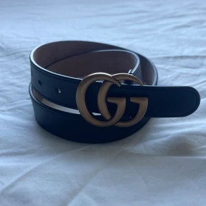 gucci bälte  - köptes för 3 år sedan på nk knappt använt är i storlek L i barn storlek men passar mig som är 164 lång har ett till som ni ser på bild 3 och är i storlek M köp båda vid 1500kr